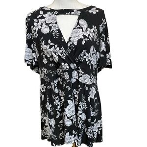Torrid Black and White Flowered Peasant Short Sleeved Blouse.  Size 2X